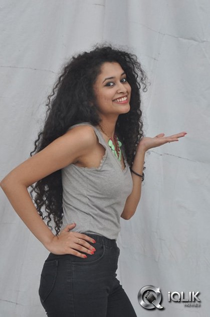 Soumya-Sukumar-at-Pora-Pove-Movie-Success-Meet